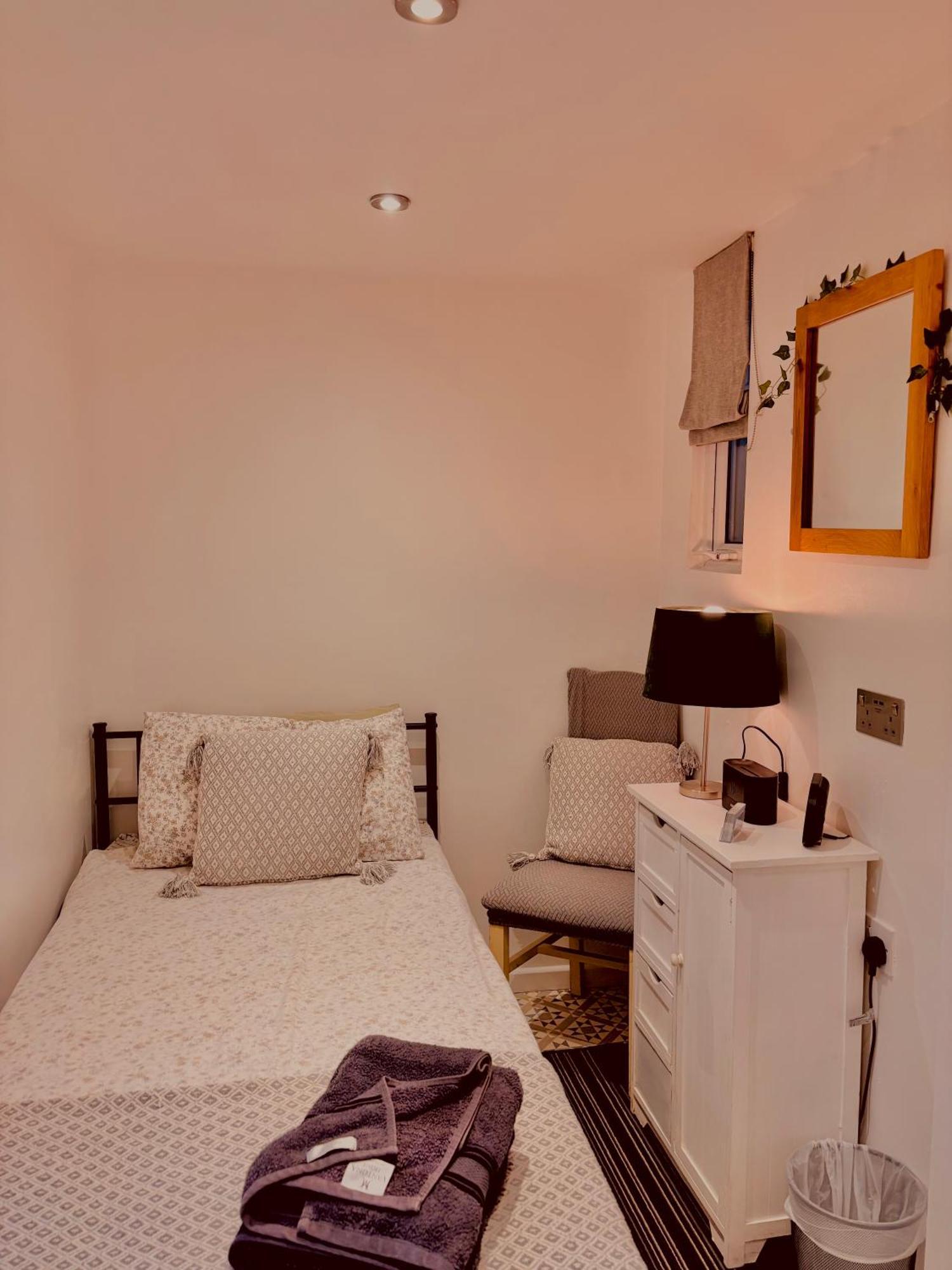 Private Access Small Room In Leicester Free Parking Drinks Exterior foto