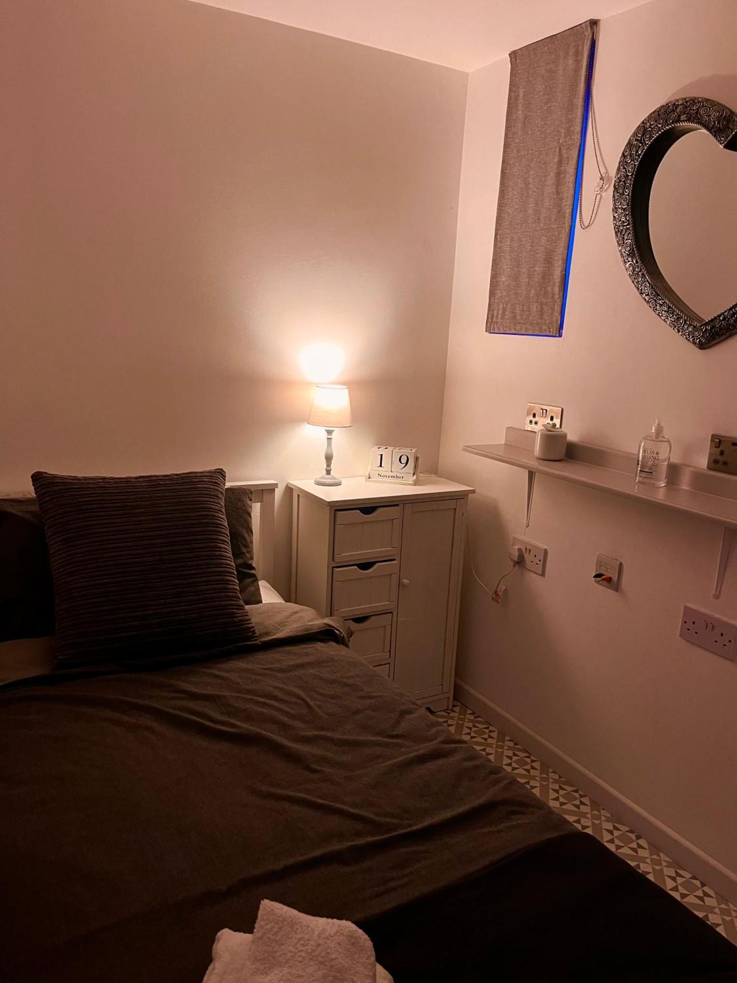Private Access Small Room In Leicester Free Parking Drinks Exterior foto